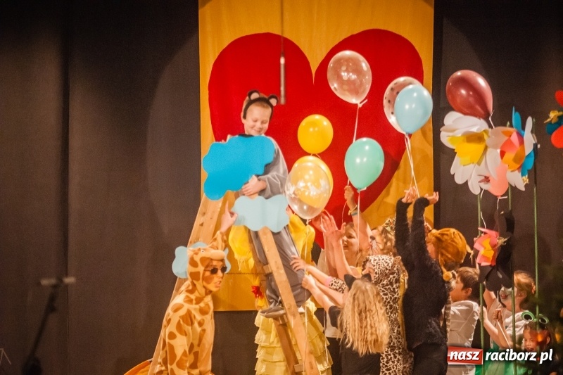 Zdjęcie w galerii na portalu naszraciborz.pl: Pani Krokodyl znajduje dom. Spektakl w wykonaniu aktorów Midraszowego Teatru Żydowskiego w DK Strzecha wiadomości z regionu