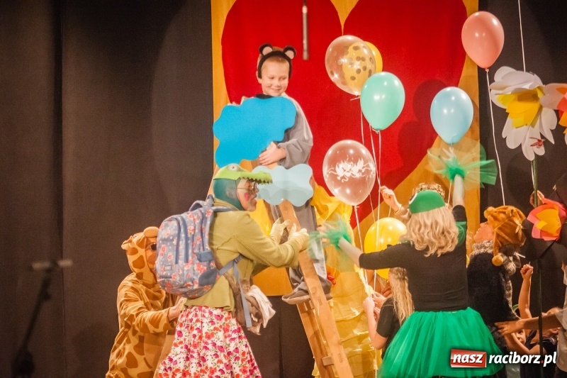 Zdjęcie w galerii na portalu naszraciborz.pl: Pani Krokodyl znajduje dom. Spektakl w wykonaniu aktorów Midraszowego Teatru Żydowskiego w DK Strzecha wiadomości z regionu