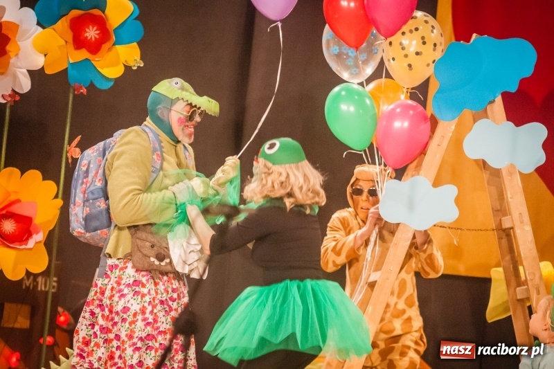 Zdjęcie w galerii na portalu naszraciborz.pl: Pani Krokodyl znajduje dom. Spektakl w wykonaniu aktorów Midraszowego Teatru Żydowskiego w DK Strzecha wiadomości z regionu