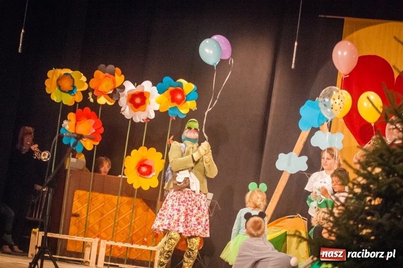 Zdjęcie w galerii na portalu naszraciborz.pl: Pani Krokodyl znajduje dom. Spektakl w wykonaniu aktorów Midraszowego Teatru Żydowskiego w DK Strzecha wiadomości z regionu