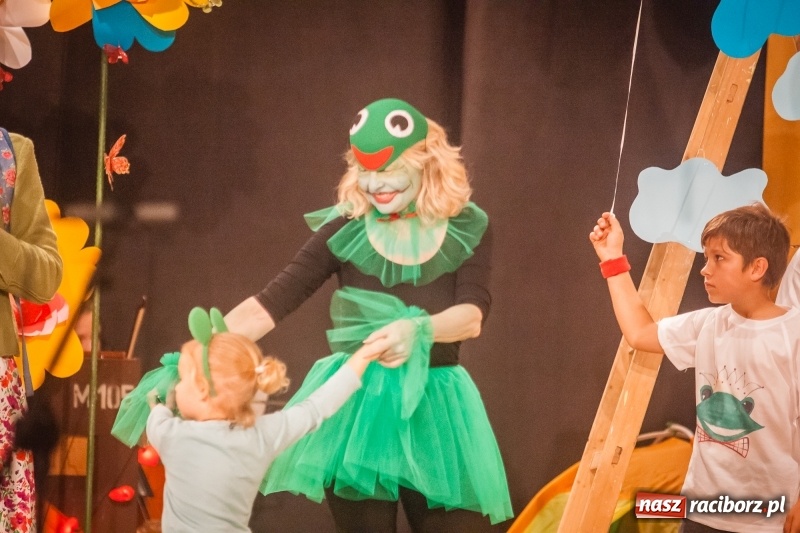 Zdjęcie w galerii na portalu naszraciborz.pl: Pani Krokodyl znajduje dom. Spektakl w wykonaniu aktorów Midraszowego Teatru Żydowskiego w DK Strzecha wiadomości z regionu