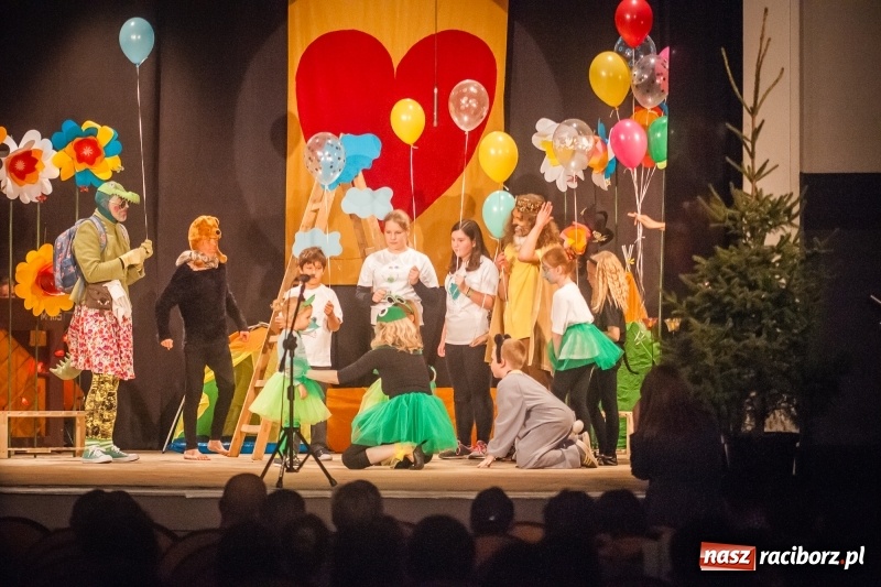 Zdjęcie w galerii na portalu naszraciborz.pl: Pani Krokodyl znajduje dom. Spektakl w wykonaniu aktorów Midraszowego Teatru Żydowskiego w DK Strzecha wiadomości z regionu