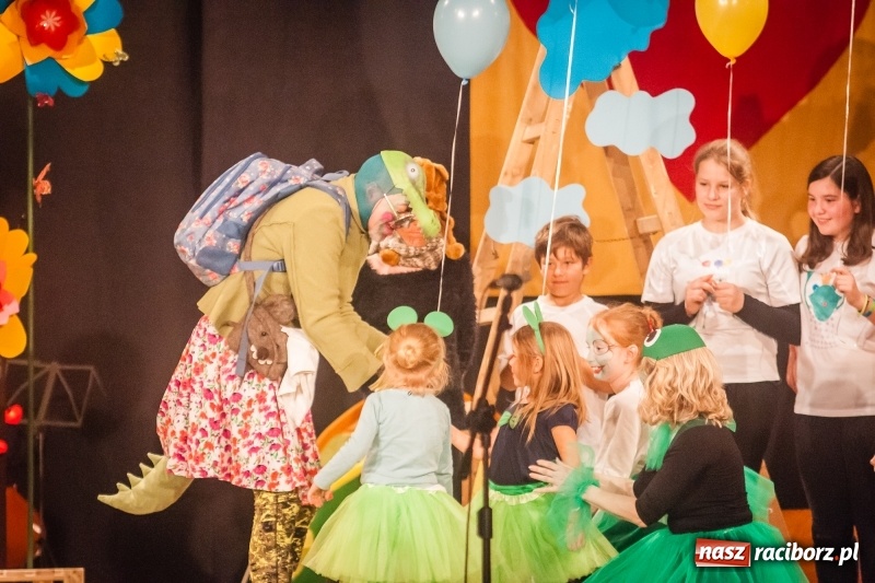 Zdjęcie w galerii na portalu naszraciborz.pl: Pani Krokodyl znajduje dom. Spektakl w wykonaniu aktorów Midraszowego Teatru Żydowskiego w DK Strzecha wiadomości z regionu