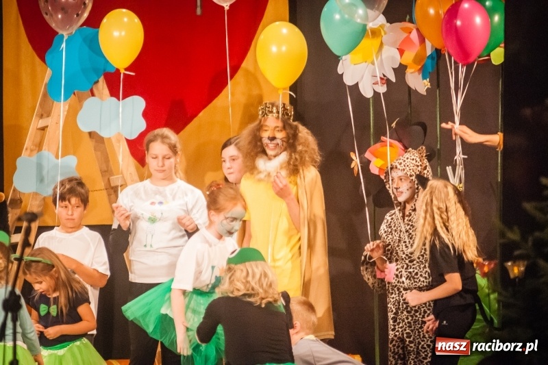 Zdjęcie w galerii na portalu naszraciborz.pl: Pani Krokodyl znajduje dom. Spektakl w wykonaniu aktorów Midraszowego Teatru Żydowskiego w DK Strzecha wiadomości z regionu