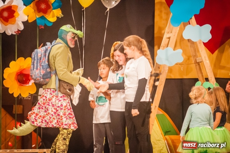 Zdjęcie w galerii na portalu naszraciborz.pl: Pani Krokodyl znajduje dom. Spektakl w wykonaniu aktorów Midraszowego Teatru Żydowskiego w DK Strzecha wiadomości z regionu