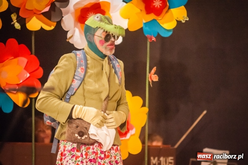 Zdjęcie w galerii na portalu naszraciborz.pl: Pani Krokodyl znajduje dom. Spektakl w wykonaniu aktorów Midraszowego Teatru Żydowskiego w DK Strzecha wiadomości z regionu