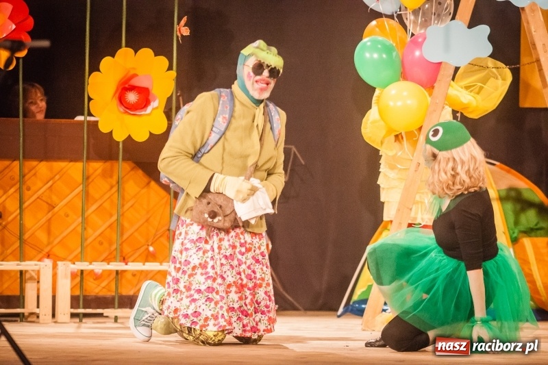 Zdjęcie w galerii na portalu naszraciborz.pl: Pani Krokodyl znajduje dom. Spektakl w wykonaniu aktorów Midraszowego Teatru Żydowskiego w DK Strzecha wiadomości z regionu