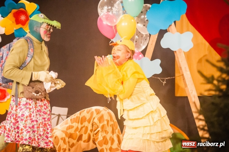 Zdjęcie w galerii na portalu naszraciborz.pl: Pani Krokodyl znajduje dom. Spektakl w wykonaniu aktorów Midraszowego Teatru Żydowskiego w DK Strzecha wiadomości z regionu