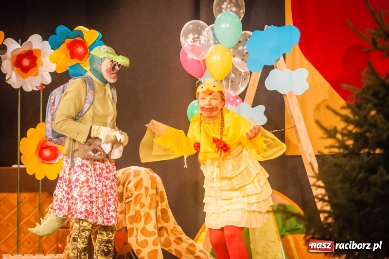 Zdjęcie w galerii na portalu naszraciborz.pl: Pani Krokodyl znajduje dom. Spektakl w wykonaniu aktorów Midraszowego Teatru Żydowskiego w DK Strzecha wiadomości z regionu