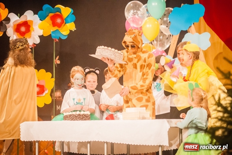 Zdjęcie w galerii na portalu naszraciborz.pl: Pani Krokodyl znajduje dom. Spektakl w wykonaniu aktorów Midraszowego Teatru Żydowskiego w DK Strzecha wiadomości z regionu