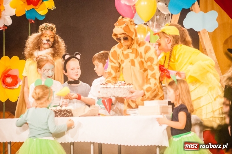 Zdjęcie w galerii na portalu naszraciborz.pl: Pani Krokodyl znajduje dom. Spektakl w wykonaniu aktorów Midraszowego Teatru Żydowskiego w DK Strzecha wiadomości z regionu