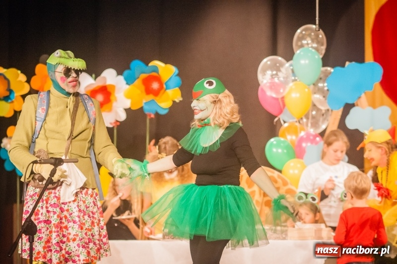 Zdjęcie w galerii na portalu naszraciborz.pl: Pani Krokodyl znajduje dom. Spektakl w wykonaniu aktorów Midraszowego Teatru Żydowskiego w DK Strzecha wiadomości z regionu