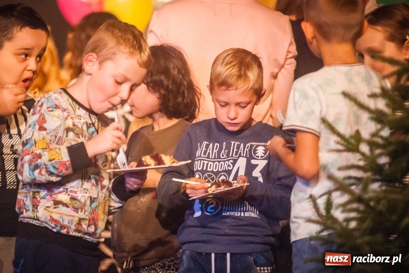 Zdjęcie w galerii na portalu naszraciborz.pl: Pani Krokodyl znajduje dom. Spektakl w wykonaniu aktorów Midraszowego Teatru Żydowskiego w DK Strzecha wiadomości z regionu