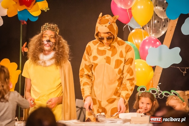 Zdjęcie w galerii na portalu naszraciborz.pl: Pani Krokodyl znajduje dom. Spektakl w wykonaniu aktorów Midraszowego Teatru Żydowskiego w DK Strzecha wiadomości z regionu