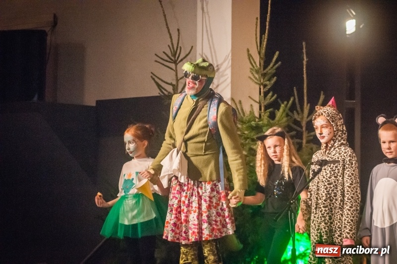 Zdjęcie w galerii na portalu naszraciborz.pl: Pani Krokodyl znajduje dom. Spektakl w wykonaniu aktorów Midraszowego Teatru Żydowskiego w DK Strzecha wiadomości z regionu