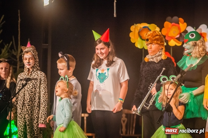 Zdjęcie w galerii na portalu naszraciborz.pl: Pani Krokodyl znajduje dom. Spektakl w wykonaniu aktorów Midraszowego Teatru Żydowskiego w DK Strzecha wiadomości z regionu