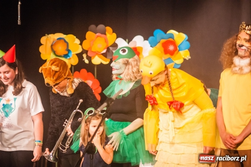 Zdjęcie w galerii na portalu naszraciborz.pl: Pani Krokodyl znajduje dom. Spektakl w wykonaniu aktorów Midraszowego Teatru Żydowskiego w DK Strzecha wiadomości z regionu