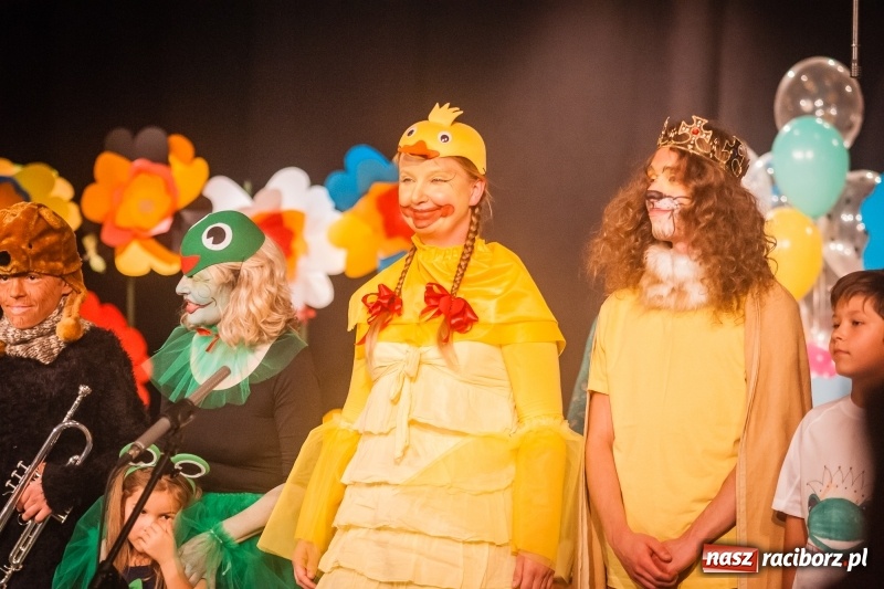 Zdjęcie w galerii na portalu naszraciborz.pl: Pani Krokodyl znajduje dom. Spektakl w wykonaniu aktorów Midraszowego Teatru Żydowskiego w DK Strzecha wiadomości z regionu