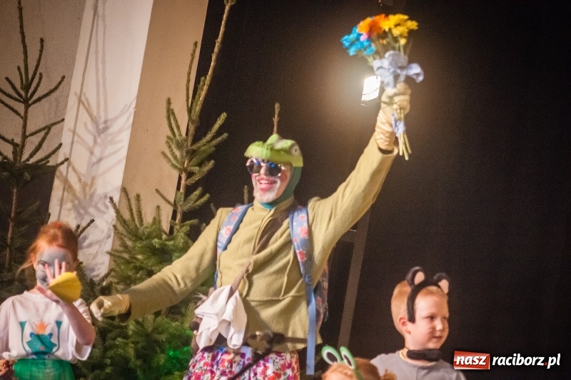 Zdjęcie w galerii na portalu naszraciborz.pl: Pani Krokodyl znajduje dom. Spektakl w wykonaniu aktorów Midraszowego Teatru Żydowskiego w DK Strzecha wiadomości z regionu