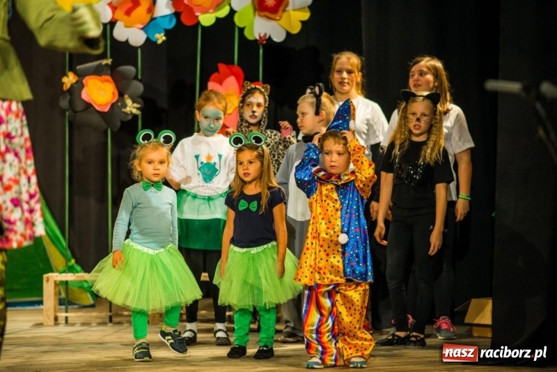Zdjęcie w galerii na portalu naszraciborz.pl: Pani Krokodyl znajduje dom. Spektakl w wykonaniu aktorów Midraszowego Teatru Żydowskiego w DK Strzecha wiadomości z regionu
