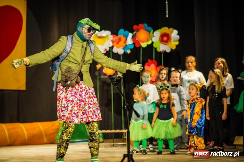 Zdjęcie w galerii na portalu naszraciborz.pl: Pani Krokodyl znajduje dom. Spektakl w wykonaniu aktorów Midraszowego Teatru Żydowskiego w DK Strzecha wiadomości z regionu