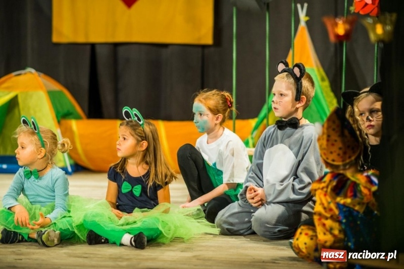 Zdjęcie w galerii na portalu naszraciborz.pl: Pani Krokodyl znajduje dom. Spektakl w wykonaniu aktorów Midraszowego Teatru Żydowskiego w DK Strzecha wiadomości z regionu