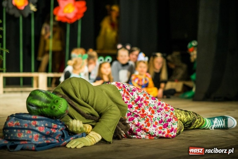 Zdjęcie w galerii na portalu naszraciborz.pl: Pani Krokodyl znajduje dom. Spektakl w wykonaniu aktorów Midraszowego Teatru Żydowskiego w DK Strzecha wiadomości z regionu