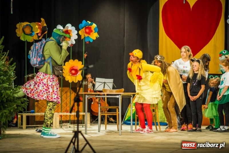 Zdjęcie w galerii na portalu naszraciborz.pl: Pani Krokodyl znajduje dom. Spektakl w wykonaniu aktorów Midraszowego Teatru Żydowskiego w DK Strzecha wiadomości z regionu