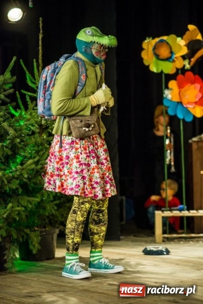 Zdjęcie w galerii na portalu naszraciborz.pl: Pani Krokodyl znajduje dom. Spektakl w wykonaniu aktorów Midraszowego Teatru Żydowskiego w DK Strzecha wiadomości z regionu