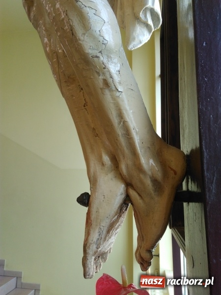 Zdjęcie w galerii na portalu naszraciborz.pl: Tysiące ludzi odprowadzało krzyż ze starego szpitala do nowego. Dziś nie ma pieniędzy na jego renowację wiadomości z regionu