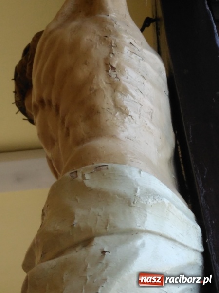 Zdjęcie w galerii na portalu naszraciborz.pl: Tysiące ludzi odprowadzało krzyż ze starego szpitala do nowego. Dziś nie ma pieniędzy na jego renowację wiadomości z regionu