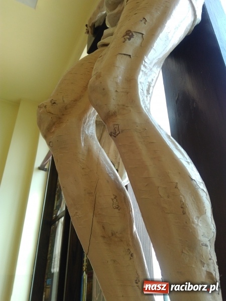 Zdjęcie w galerii na portalu naszraciborz.pl: Tysiące ludzi odprowadzało krzyż ze starego szpitala do nowego. Dziś nie ma pieniędzy na jego renowację wiadomości z regionu