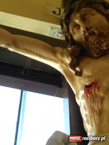 Zdjęcie w galerii na portalu naszraciborz.pl: Tysiące ludzi odprowadzało krzyż ze starego szpitala do nowego. Dziś nie ma pieniędzy na jego renowację wiadomości z regionu