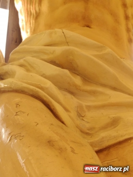 Zdjęcie w galerii na portalu naszraciborz.pl: Tysiące ludzi odprowadzało krzyż ze starego szpitala do nowego. Dziś nie ma pieniędzy na jego renowację wiadomości z regionu