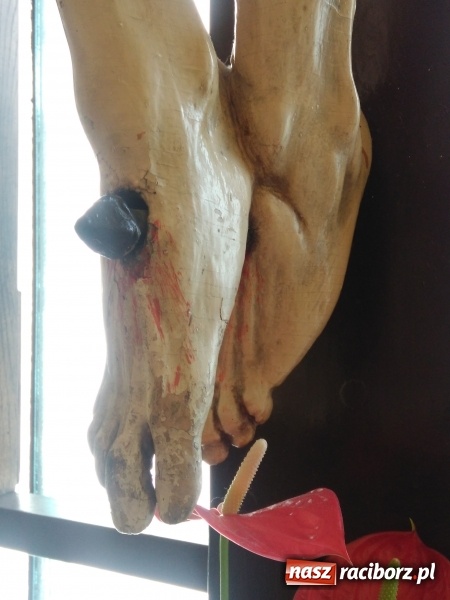 Zdjęcie w galerii na portalu naszraciborz.pl: Tysiące ludzi odprowadzało krzyż ze starego szpitala do nowego. Dziś nie ma pieniędzy na jego renowację wiadomości z regionu