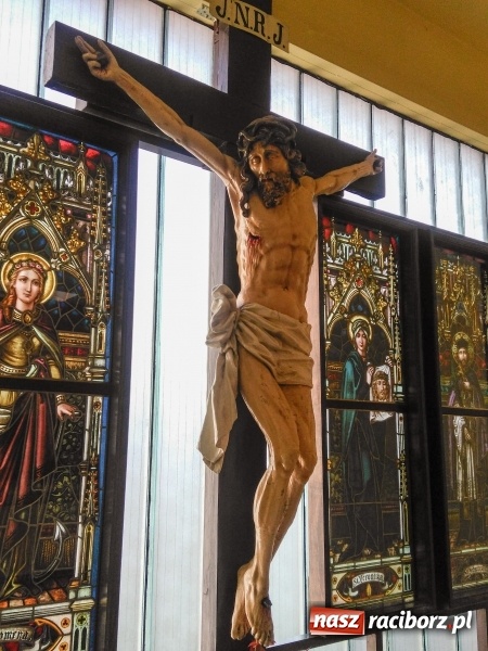 Zdjęcie w galerii na portalu naszraciborz.pl: Tysiące ludzi odprowadzało krzyż ze starego szpitala do nowego. Dziś nie ma pieniędzy na jego renowację wiadomości z regionu