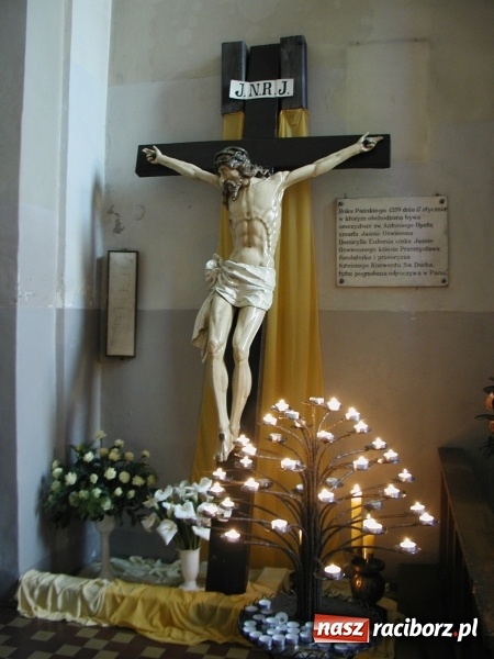 Zdjęcie w galerii na portalu naszraciborz.pl: Tysiące ludzi odprowadzało krzyż ze starego szpitala do nowego. Dziś nie ma pieniędzy na jego renowację wiadomości z regionu