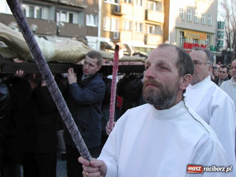 Zdjęcie w galerii na portalu naszraciborz.pl: Tysiące ludzi odprowadzało krzyż ze starego szpitala do nowego. Dziś nie ma pieniędzy na jego renowację wiadomości z regionu