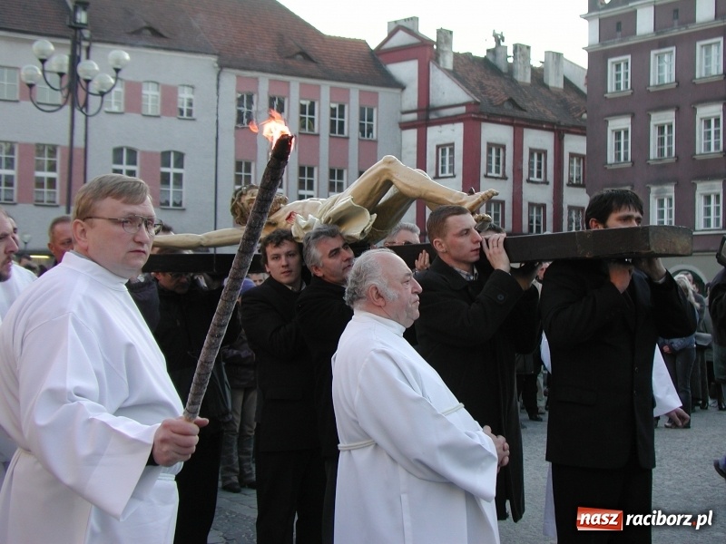 Zdjęcie w galerii na portalu naszraciborz.pl: Tysiące ludzi odprowadzało krzyż ze starego szpitala do nowego. Dziś nie ma pieniędzy na jego renowację wiadomości z regionu