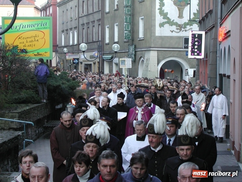 Zdjęcie w galerii na portalu naszraciborz.pl: Tysiące ludzi odprowadzało krzyż ze starego szpitala do nowego. Dziś nie ma pieniędzy na jego renowację wiadomości z regionu