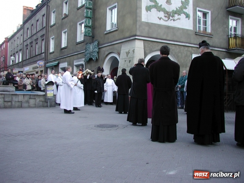 Zdjęcie w galerii na portalu naszraciborz.pl: Tysiące ludzi odprowadzało krzyż ze starego szpitala do nowego. Dziś nie ma pieniędzy na jego renowację wiadomości z regionu
