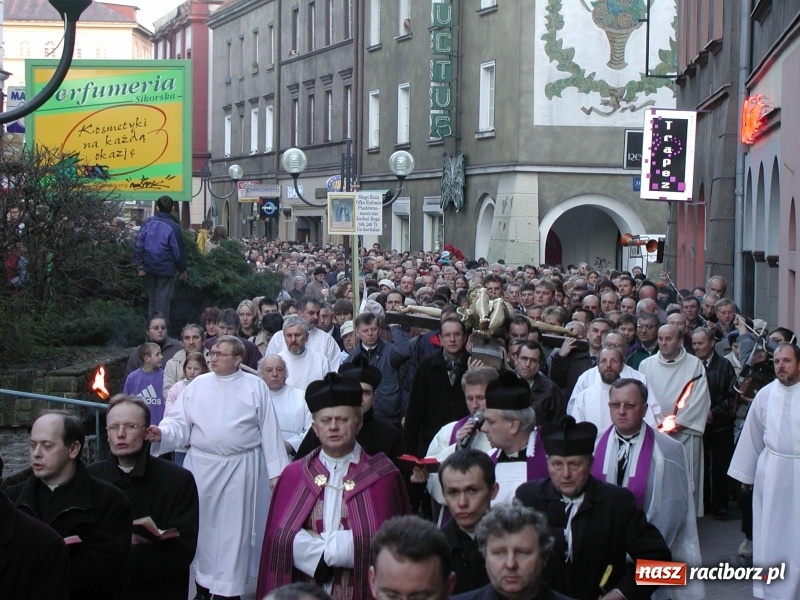 Zdjęcie w galerii na portalu naszraciborz.pl: Tysiące ludzi odprowadzało krzyż ze starego szpitala do nowego. Dziś nie ma pieniędzy na jego renowację wiadomości z regionu