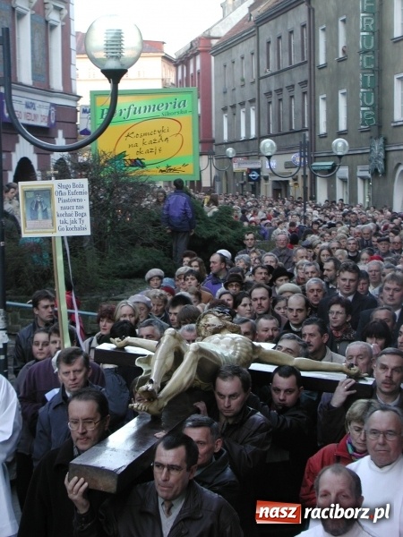 Zdjęcie w galerii na portalu naszraciborz.pl: Tysiące ludzi odprowadzało krzyż ze starego szpitala do nowego. Dziś nie ma pieniędzy na jego renowację wiadomości z regionu