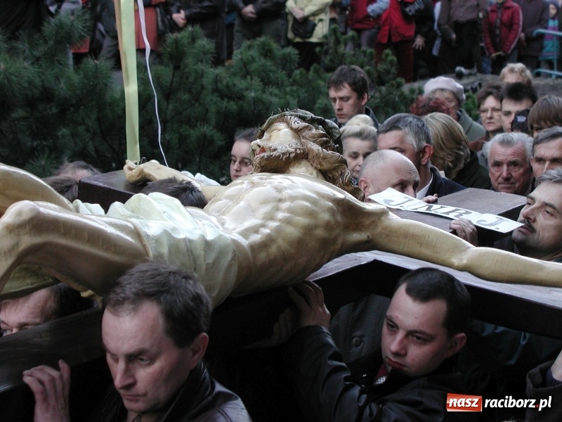 Zdjęcie w galerii na portalu naszraciborz.pl: Tysiące ludzi odprowadzało krzyż ze starego szpitala do nowego. Dziś nie ma pieniędzy na jego renowację wiadomości z regionu