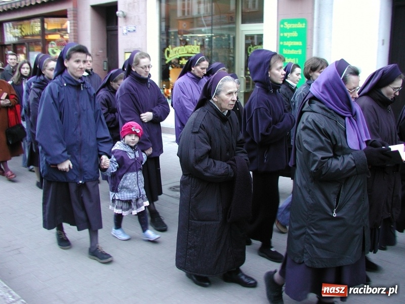 Zdjęcie w galerii na portalu naszraciborz.pl: Tysiące ludzi odprowadzało krzyż ze starego szpitala do nowego. Dziś nie ma pieniędzy na jego renowację wiadomości z regionu