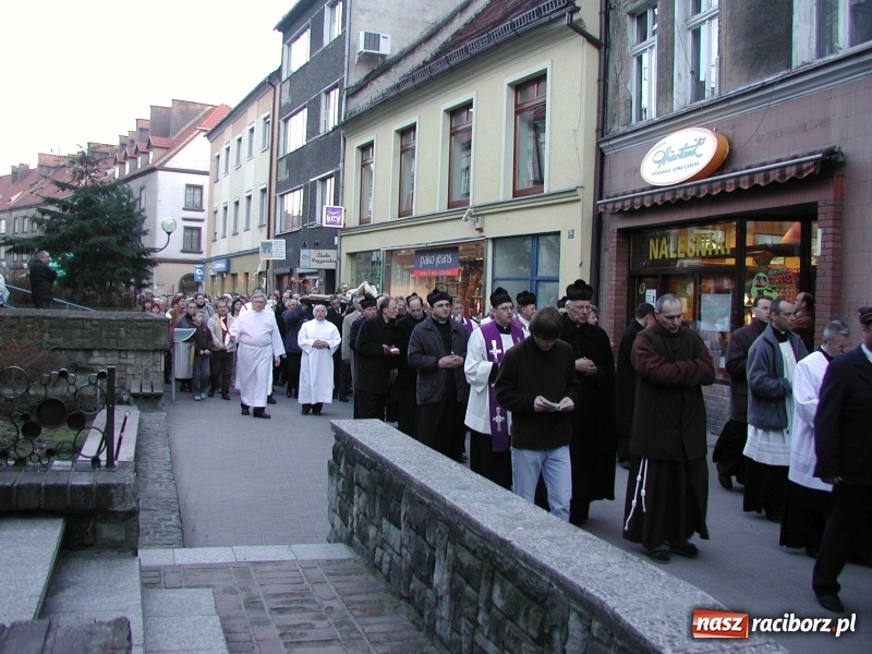 Zdjęcie w galerii na portalu naszraciborz.pl: Tysiące ludzi odprowadzało krzyż ze starego szpitala do nowego. Dziś nie ma pieniędzy na jego renowację wiadomości z regionu