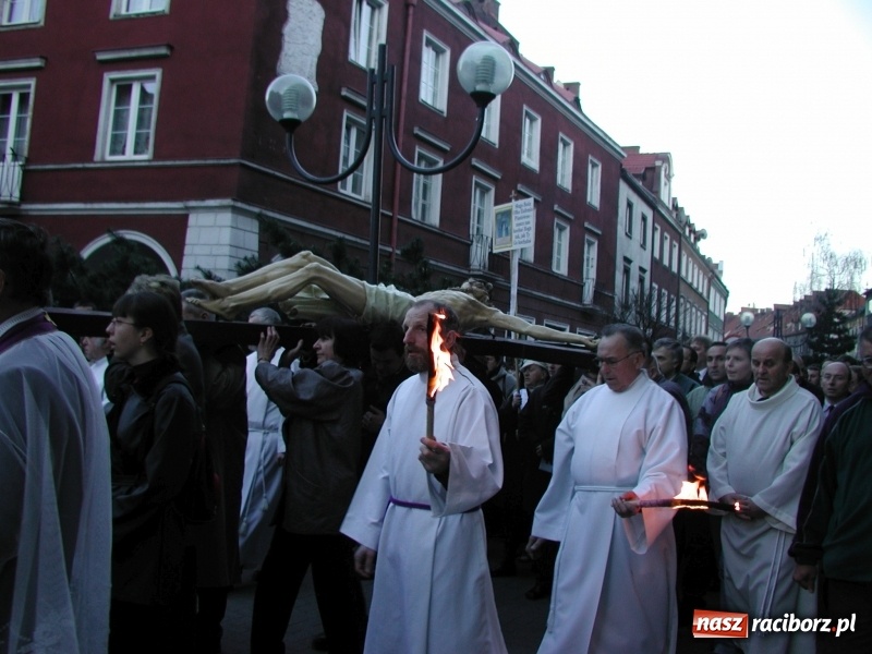Zdjęcie w galerii na portalu naszraciborz.pl: Tysiące ludzi odprowadzało krzyż ze starego szpitala do nowego. Dziś nie ma pieniędzy na jego renowację wiadomości z regionu