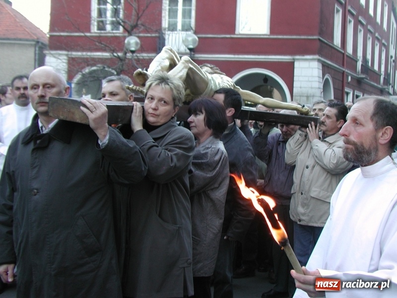 Zdjęcie w galerii na portalu naszraciborz.pl: Tysiące ludzi odprowadzało krzyż ze starego szpitala do nowego. Dziś nie ma pieniędzy na jego renowację wiadomości z regionu