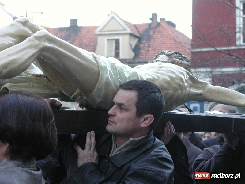 Zdjęcie w galerii na portalu naszraciborz.pl: Tysiące ludzi odprowadzało krzyż ze starego szpitala do nowego. Dziś nie ma pieniędzy na jego renowację wiadomości z regionu