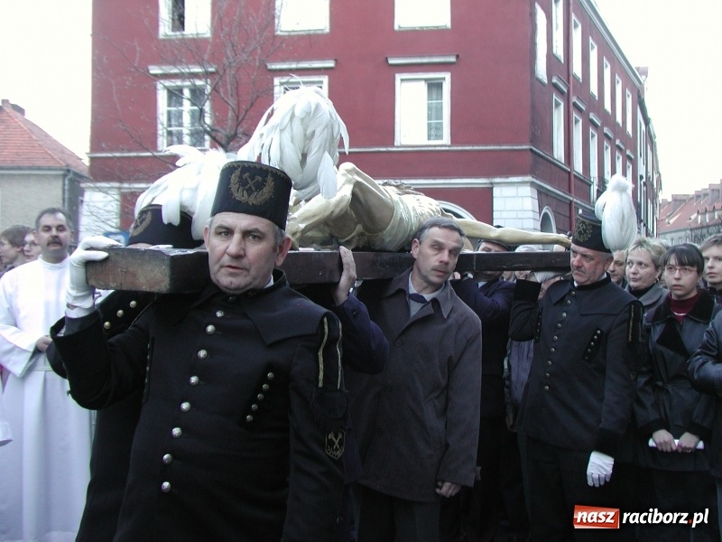 Zdjęcie w galerii na portalu naszraciborz.pl: Tysiące ludzi odprowadzało krzyż ze starego szpitala do nowego. Dziś nie ma pieniędzy na jego renowację wiadomości z regionu